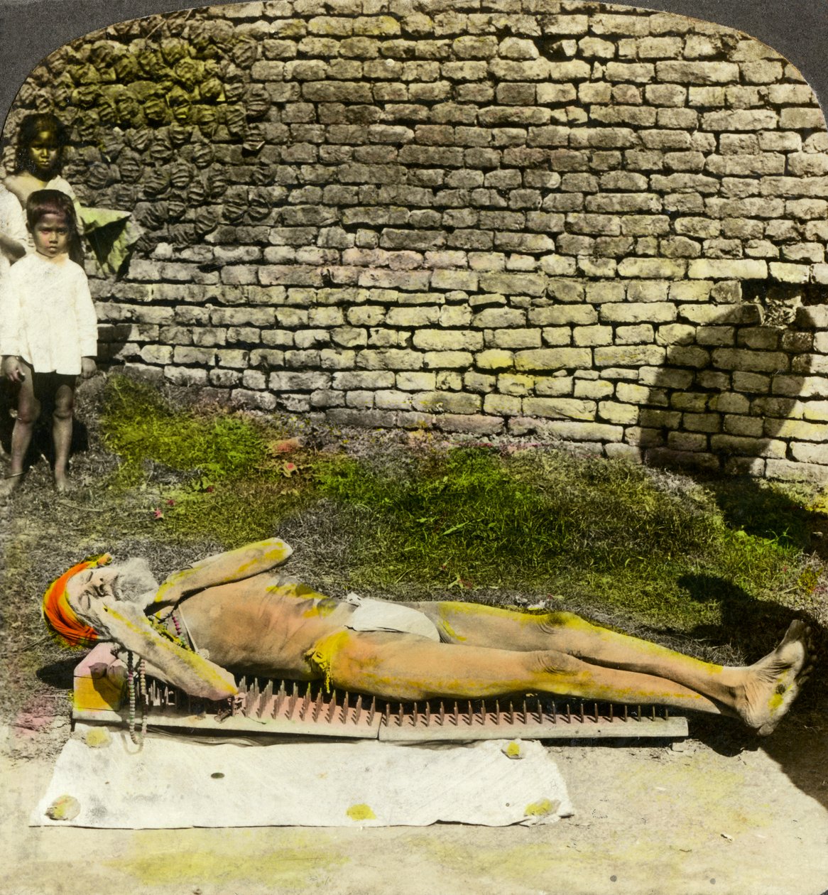Kali, Kalküta, Hindistan, 20. yüzyılın başlarındaki tapınağın yakınındaki çivi yatağında Hindu adananı by Underwood and Underwood