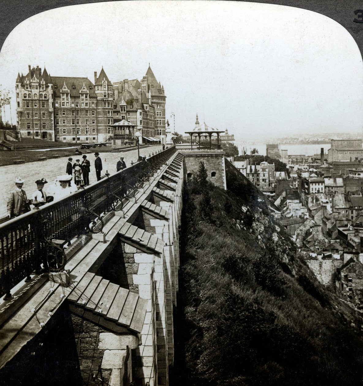 Hotel Chateau Frontenac ve Dufferin Terrace, Quebec, Kanada. by Underwood and Underwood