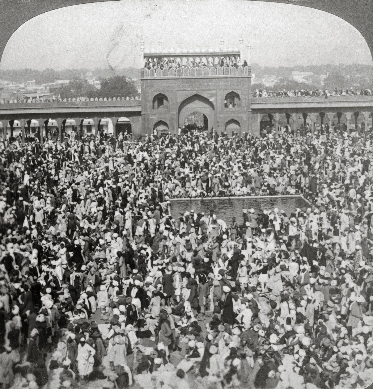 Jumma Camii Avlusunda, Delhi, Hindistan, 1903. by Underwood and Underwood