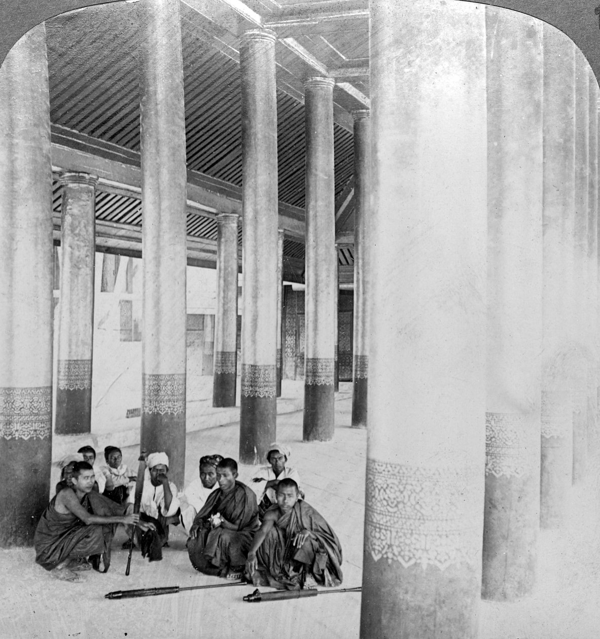 Seyirci salonunun içinde, Mandalay Sarayı, Burma, 1900'ler. by Underwood and Underwood