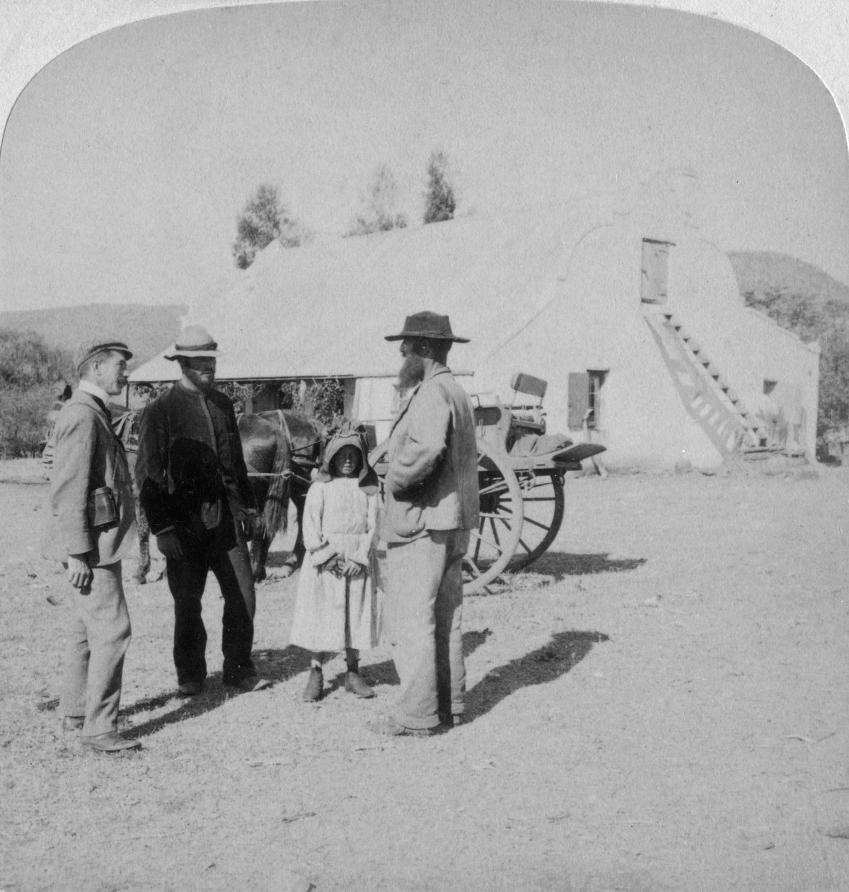 Güney Afrika, Brandfort yakınlarındaki evinde bir Boer çiftçisiyle röportaj, Boer Savaşı, 1901. by Underwood and Underwood