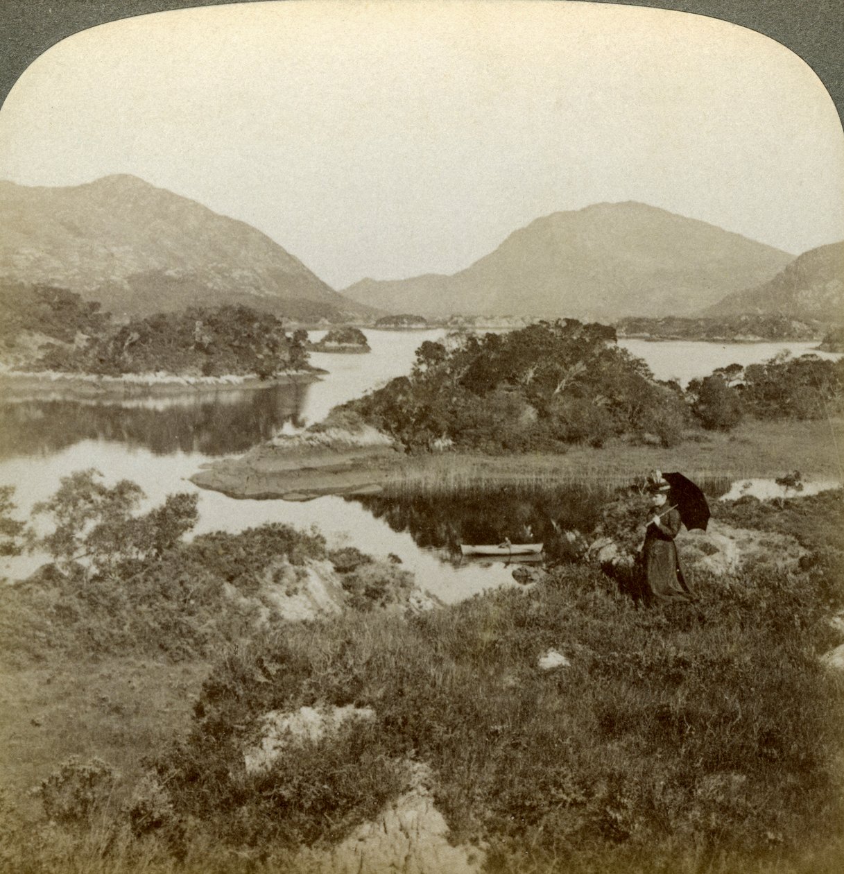 Adalar ve Yukarı Göl, Killarney, İrlanda. by Underwood and Underwood
