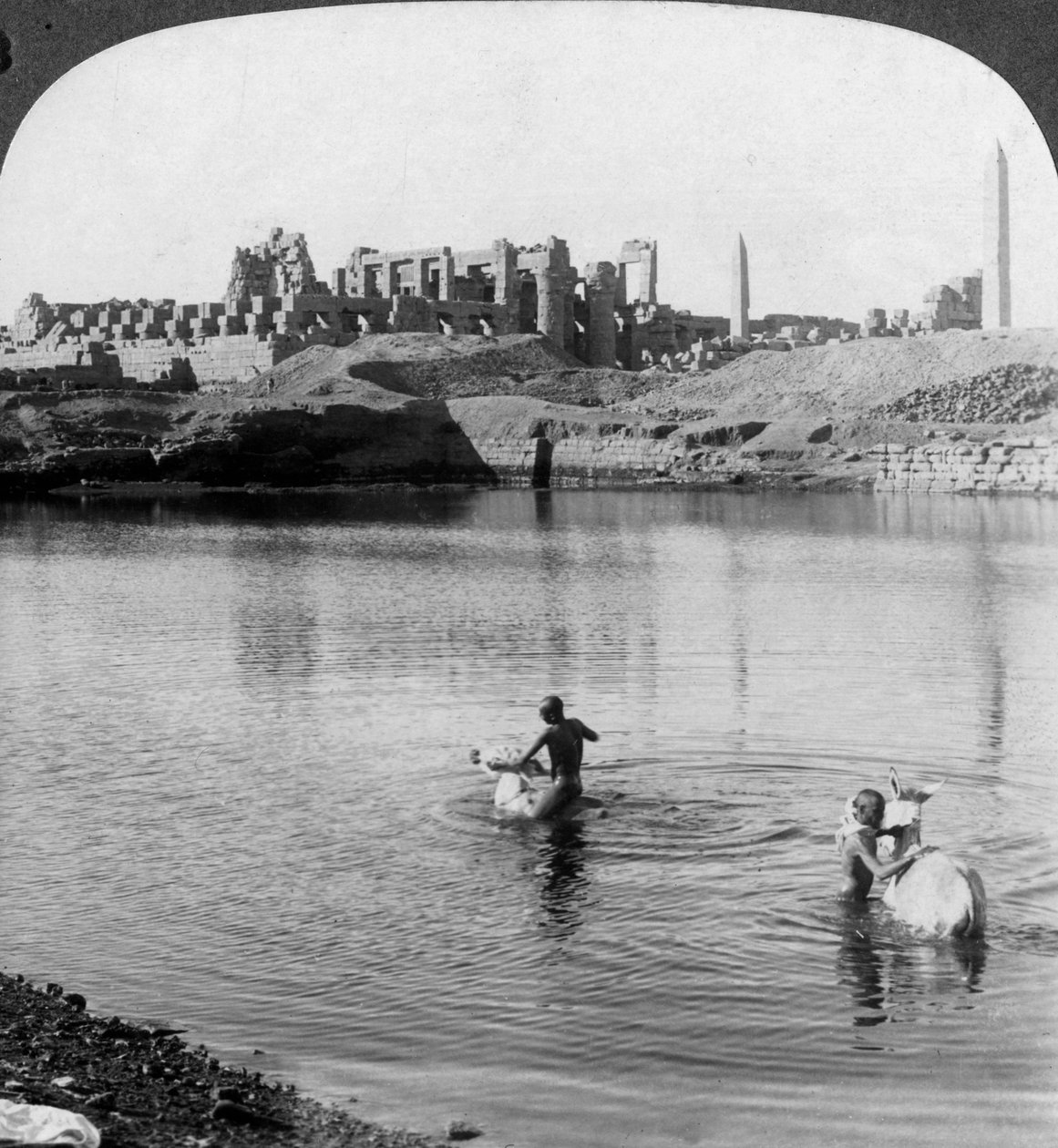 Kutsal Göl üzerinden Karnak