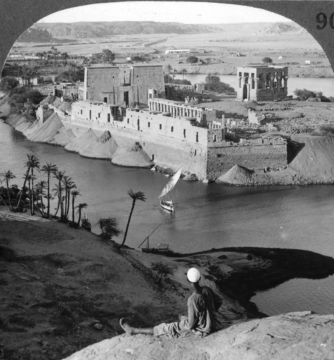 Philae adasına ve tapınaklarına tepeden bakış, Mısır, 1905. by Underwood and Underwood
