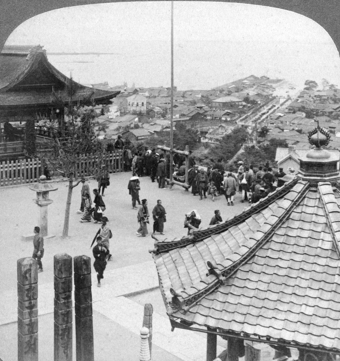 Otsu ve Biwa Gölü üzerindeki Mildera tapınağından doğuya bakış, Japonya, 1904. by Underwood and Underwood