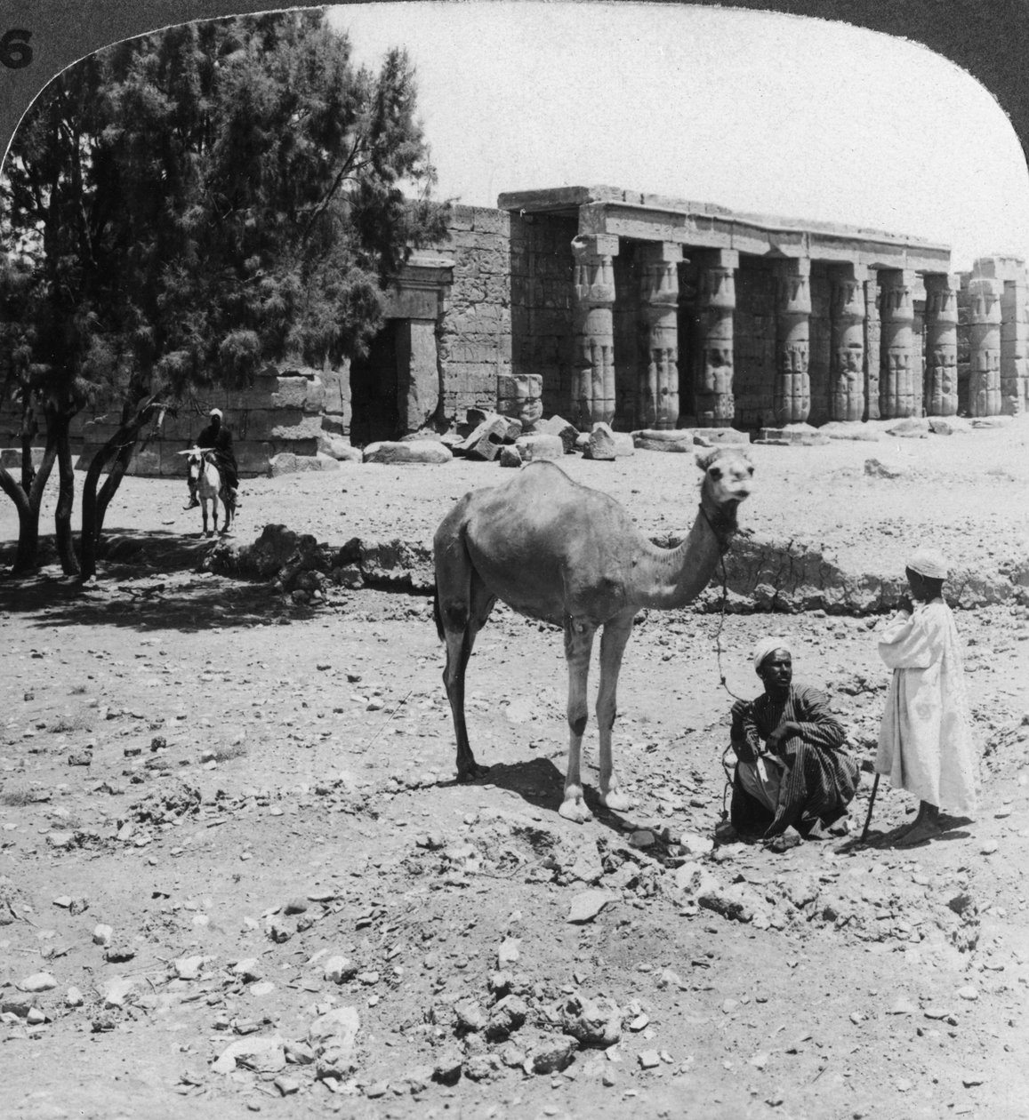 Kuzeyden Sethos I tapınağına bakıyor, Thebes, Mısır, 1905. by Underwood and Underwood