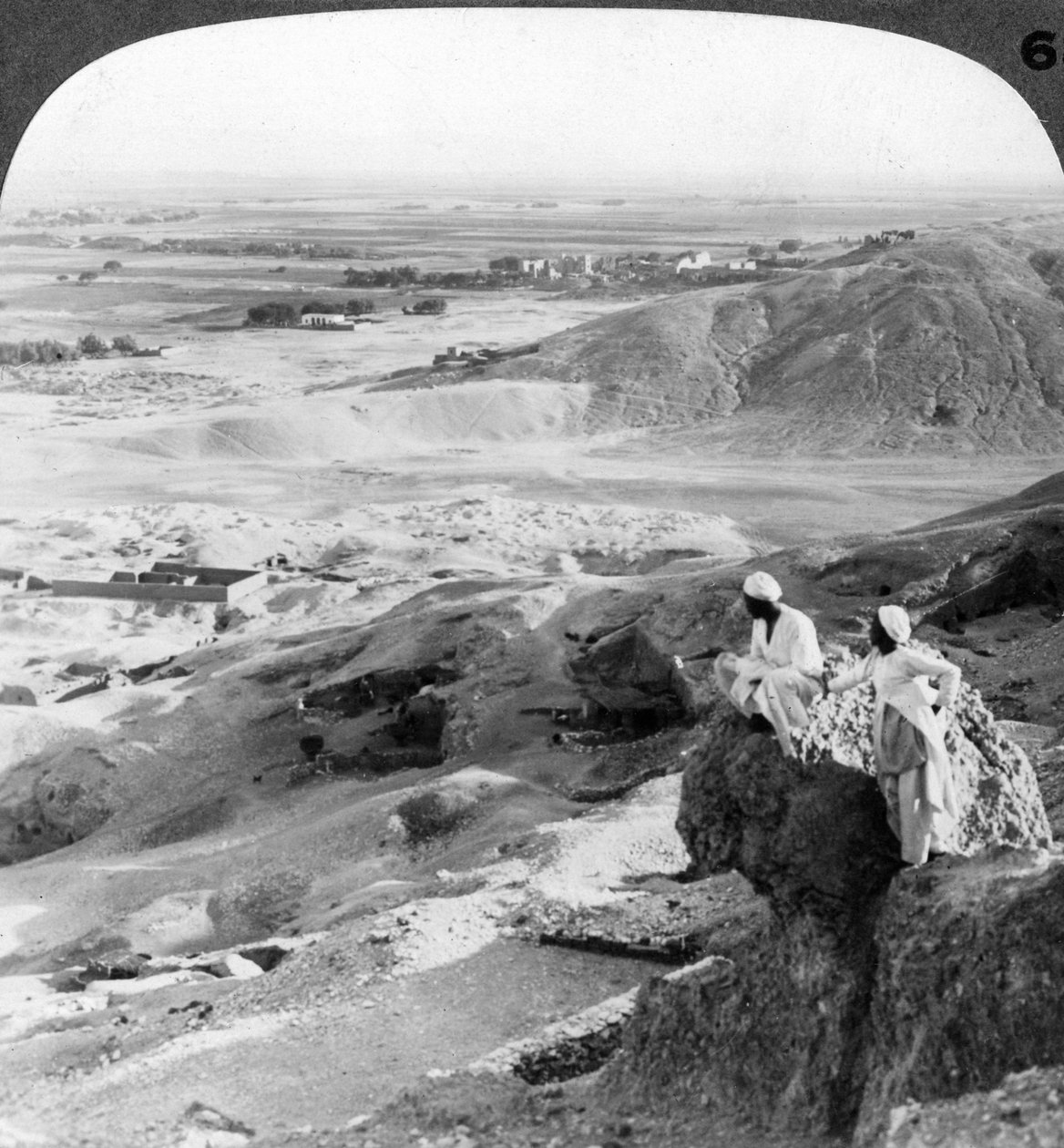 Theban ovası ve Medinet Habu Tapınakları üzerinden güneye bakış, Mısır, 1905. by Underwood and Underwood