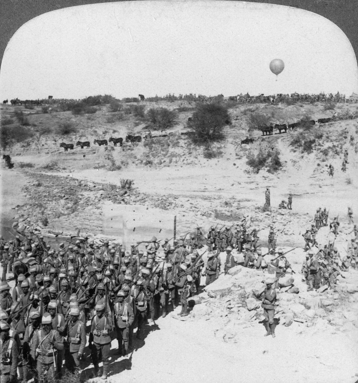 Lord Roberts piyadesi Zand nehrini geçiyor, Güney Afrika, 1900