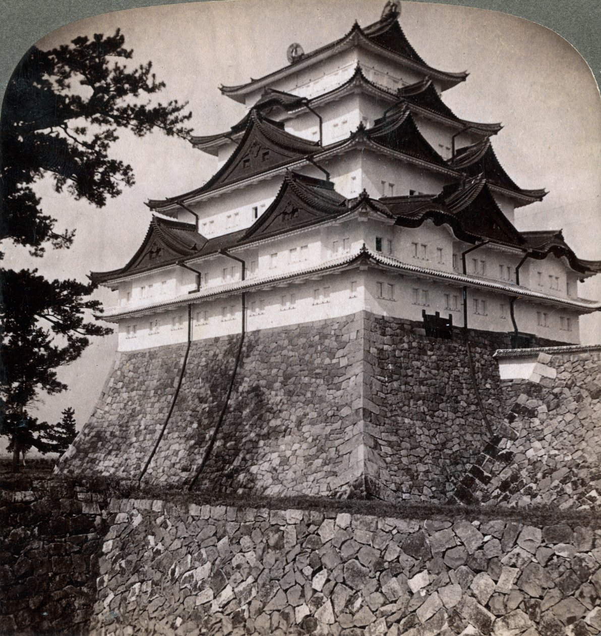 Japon prenslerinin orta çağdan kalma hendekli kalesi, ara sıra Mikado Nagoya tarafından kullanılıyor, Japonya, 1896 by Underwood and Underwood