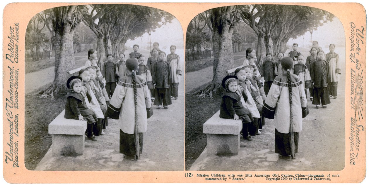 Küçük bir Amerikalı kızla birlikte görev çocukları, Canton, Çin, 1900 by Underwood and Underwood