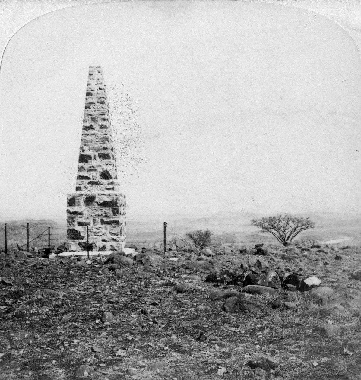 27. Inniskillings Anıtı, Harts Tepesi, Colenso, Natal, Güney Afrika, Boer Savaşı, 1901 by Underwood and Underwood