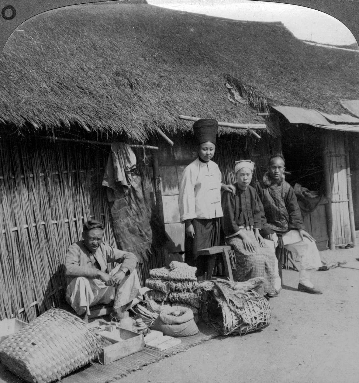 Yerli dükkan ve müşteriler, Mogok yakınlarında, kuzey Burma, c1900