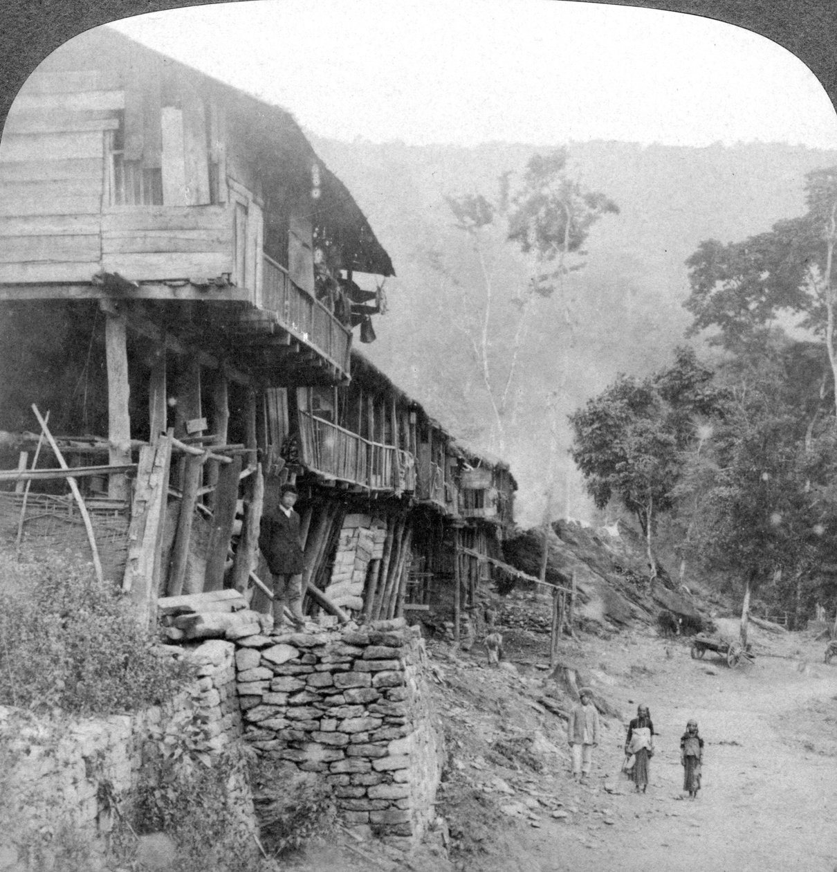Yerli köy, Darjeeling yakınlarındaki Teesta Köprüsü, Hindistan, 1903 by Underwood and Underwood
