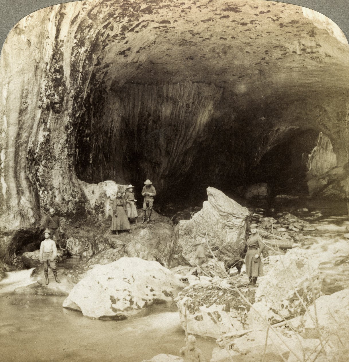 Doğal köprü, Warm Spring Creek, Wyoming, ABD. by Underwood and Underwood