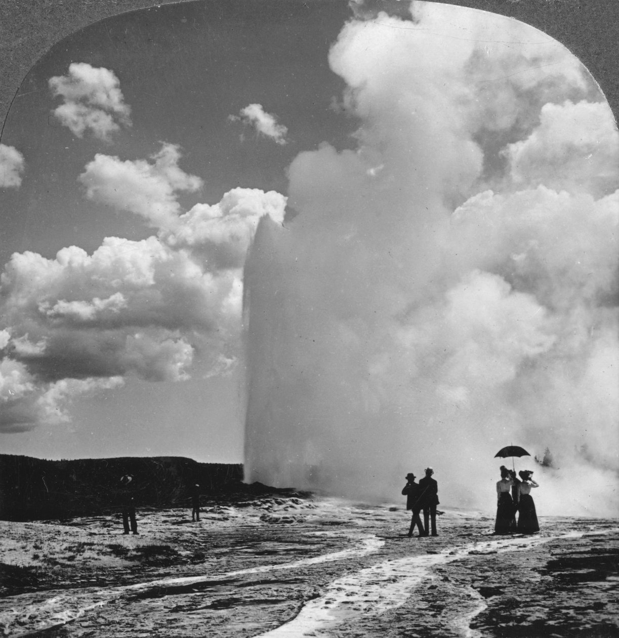 Old Faithful gayzer, Yellowstone Ulusal Parkı, ABD, 19. yüzyılın başlarında. by Underwood and Underwood