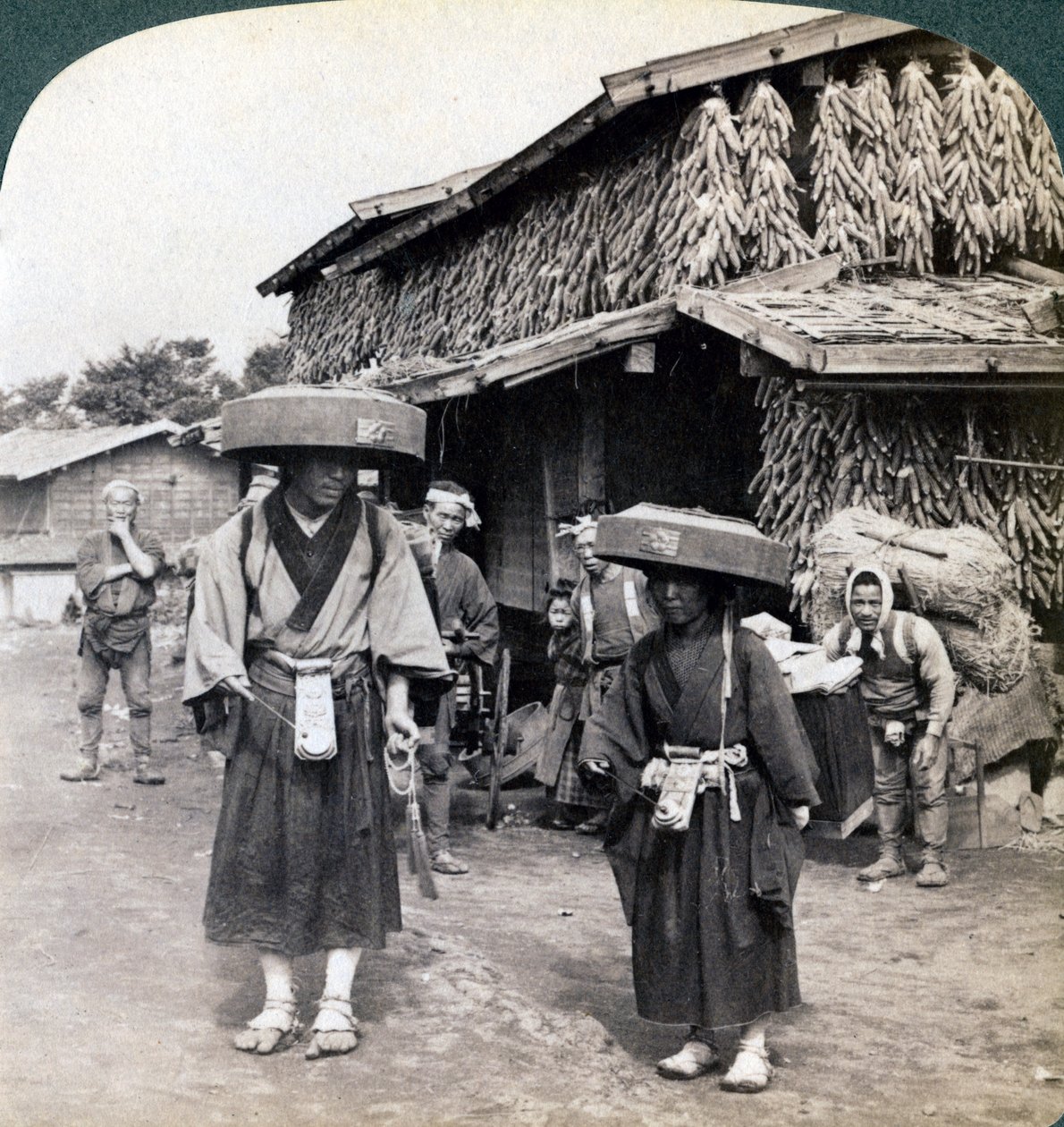 Kawaguchi Gölü yakınlarında küçük gonglar çalan hacı dilenciler, Japonya, 1904 by Underwood and Underwood