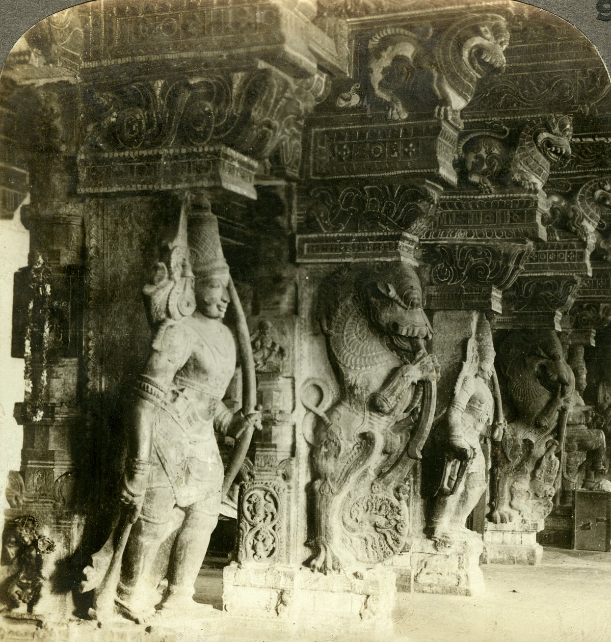 Bir Hindu tapınağının sütunları, Madurai, Hindistan, 1900