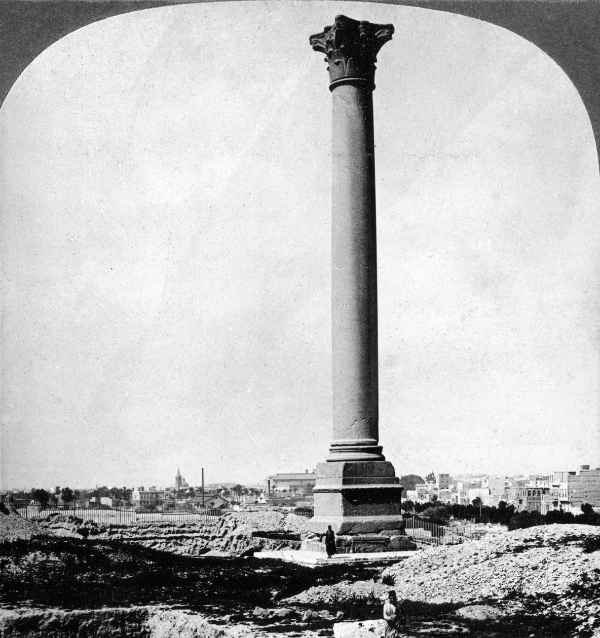 Pompey Sütunu, denizcilerin simgesi ve modern İskenderiye, Mısır, 1905. by Underwood and Underwood