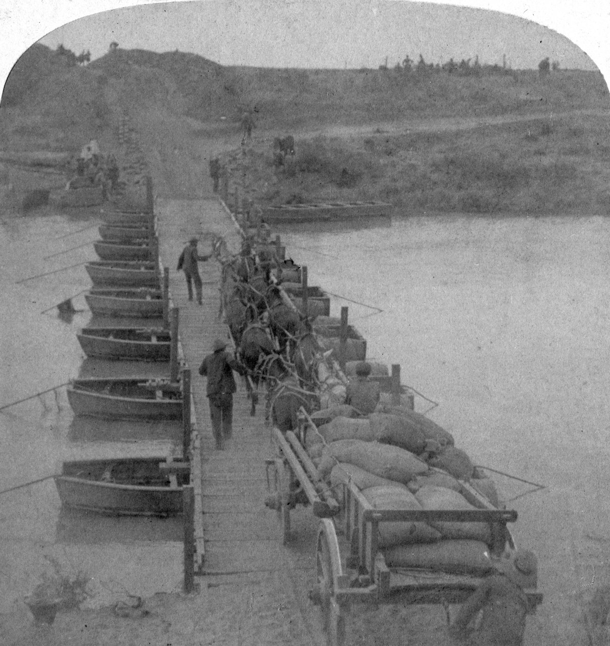 Modder Nehri üzerindeki Pontoon köprüsü, Boer Savaşı, Güney Afrika, 1900. by Underwood and Underwood