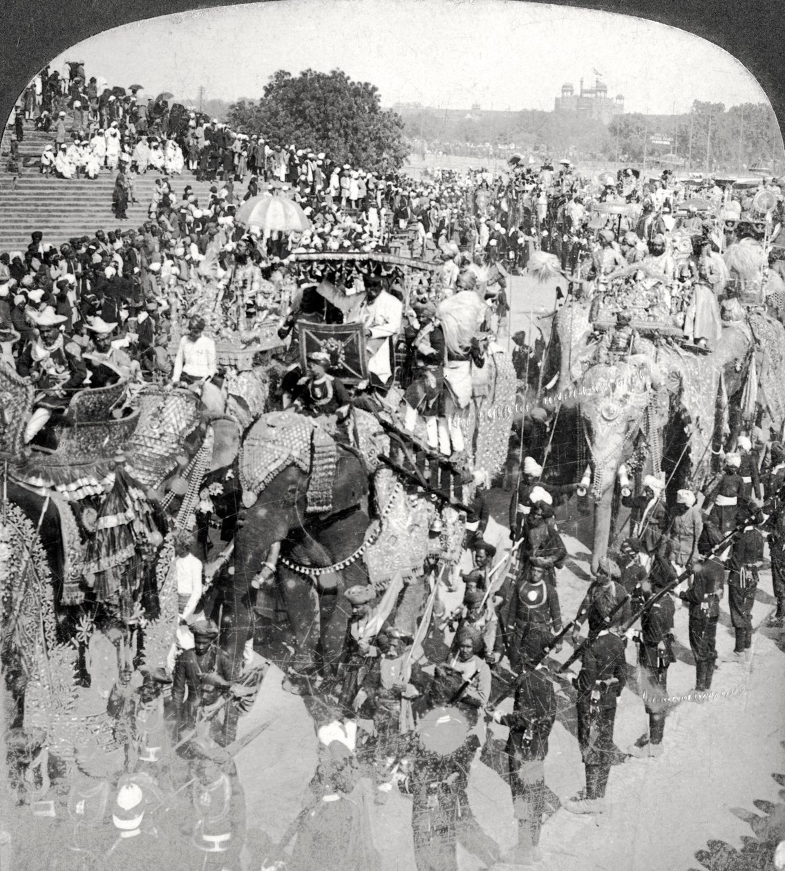 Prensler Büyük Devlet Girişinde, Durbar, Delhi, Hindistan. by Underwood and Underwood