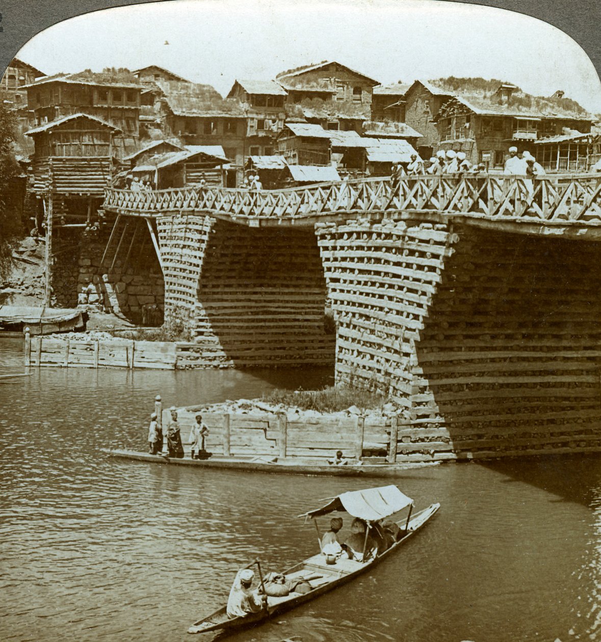 Antika köprü ve evler, Güneş Şehri, Keşmir, Hindistan, c1900