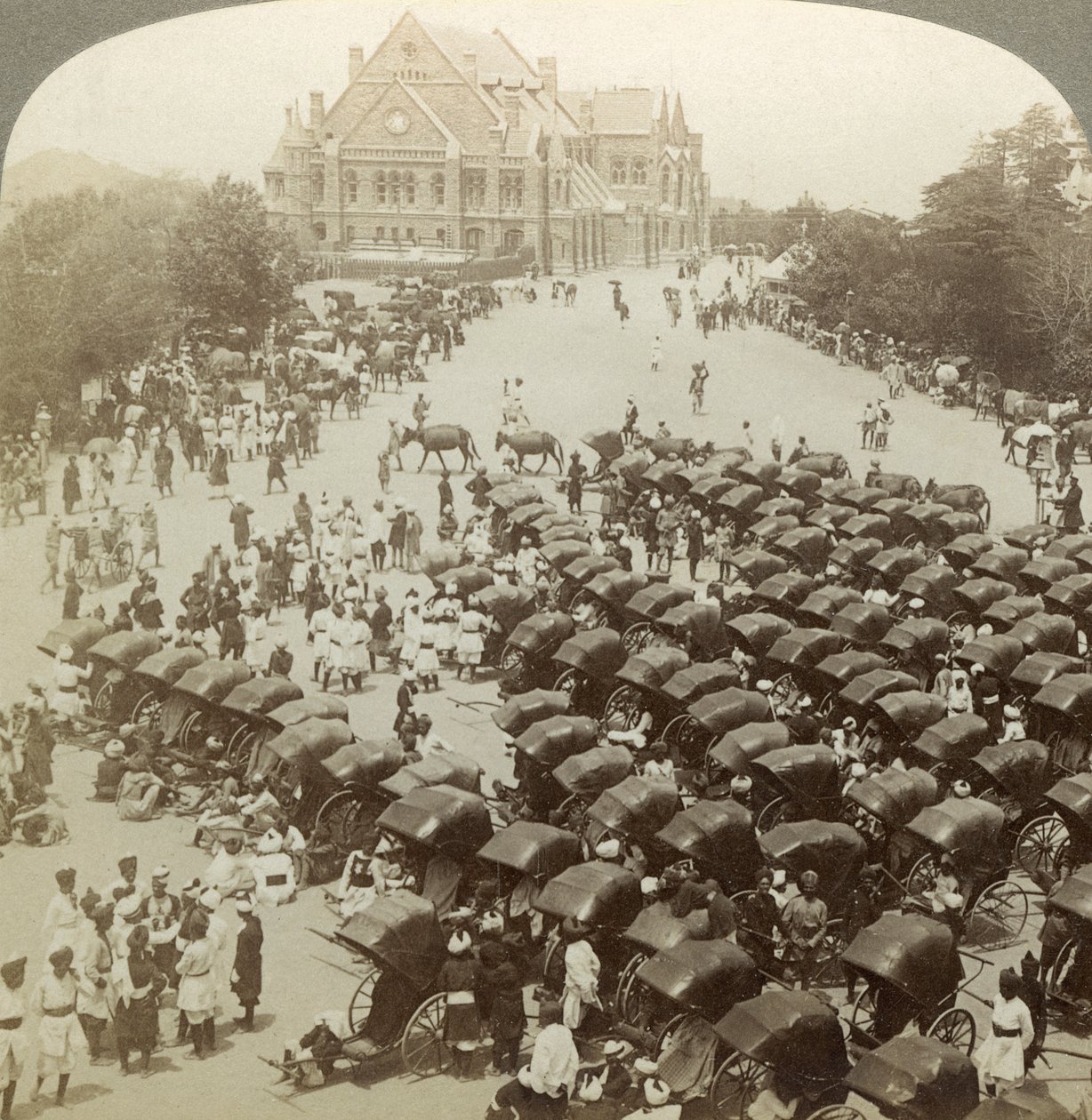 Rickshaws, Christ Church'ün önünde, Simla, Hindistan, 26 Haziran 1902. by Underwood and Underwood