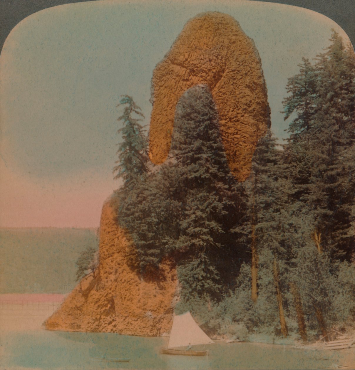 Rooster Rock, Columbia Nehri boyunca meraklı kaya oluşumu, Oregon, 1902. Sanatçılar: Elmer Underwood, Bert Elias Underwood. by Underwood and Underwood