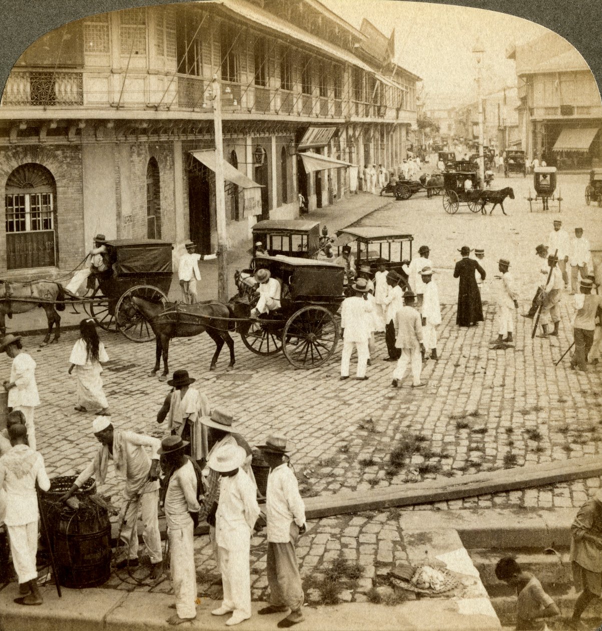 Rosario Yolu ve Binondo Kilisesi, Manila, Filipinler. by Underwood and Underwood