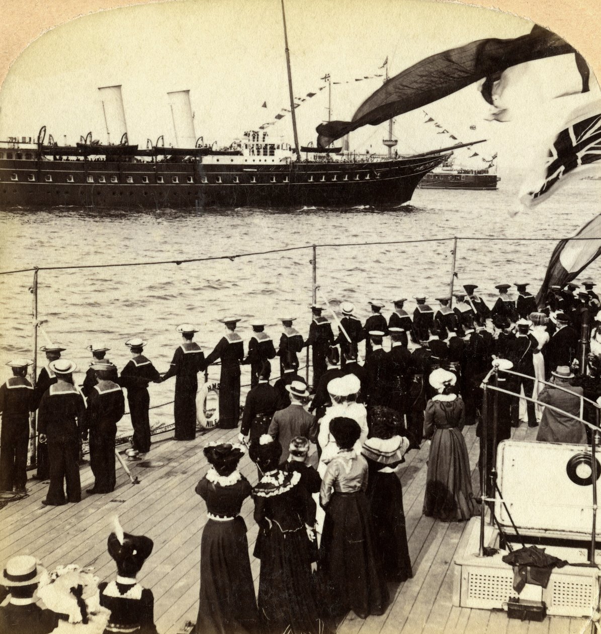 Royal Yacht, HMS Nile zırhlısını geçerken, Coronation Review, Spithead, Hampshire, 1902. by Underwood and Underwood