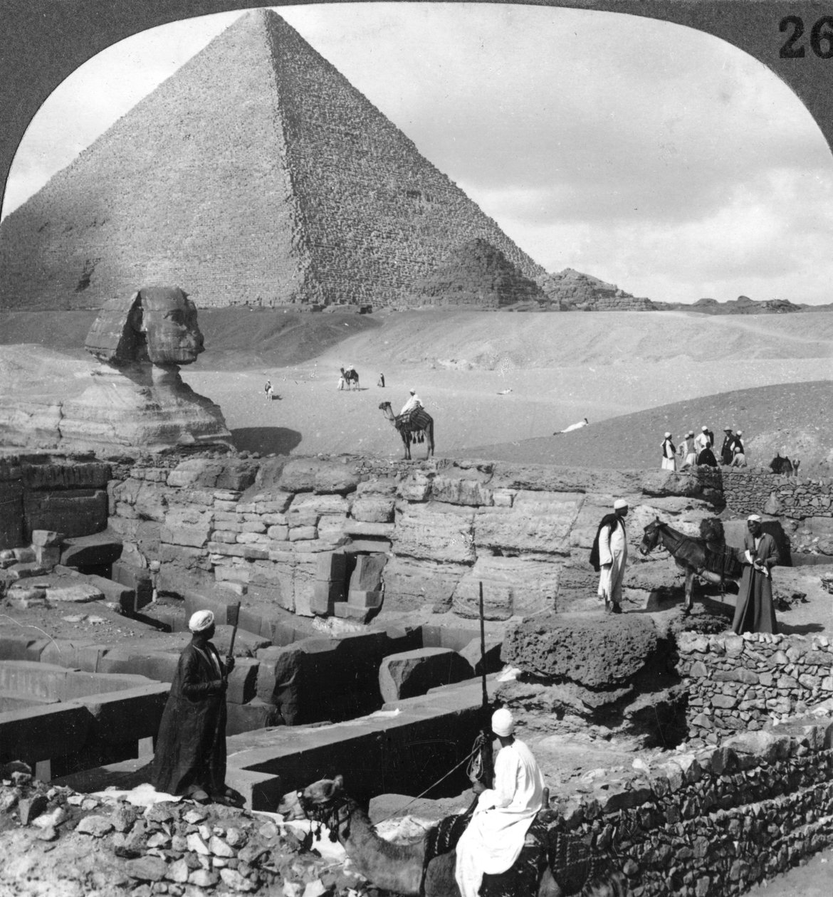 Granit tapınağın kalıntıları, Sfenks ve Büyük Piramit, Mısır, 1905. by Underwood and Underwood
