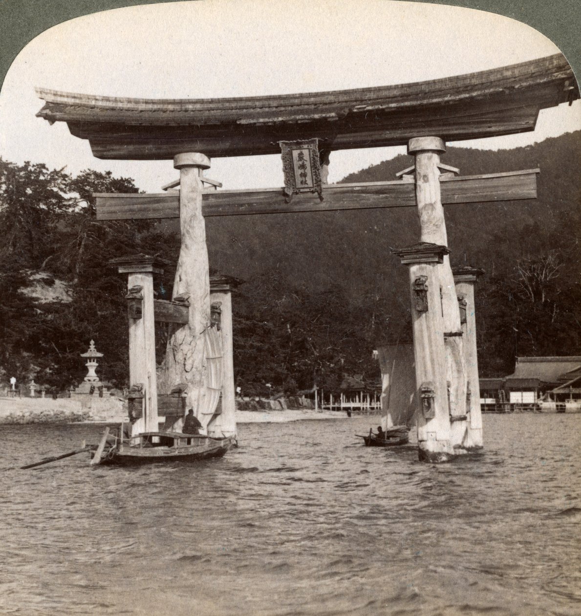 Denizden yükselen kutsal torii kapısı, Itsukushima Tapınağı, Miyajima Adası, Japonya, 1904 by Underwood and Underwood