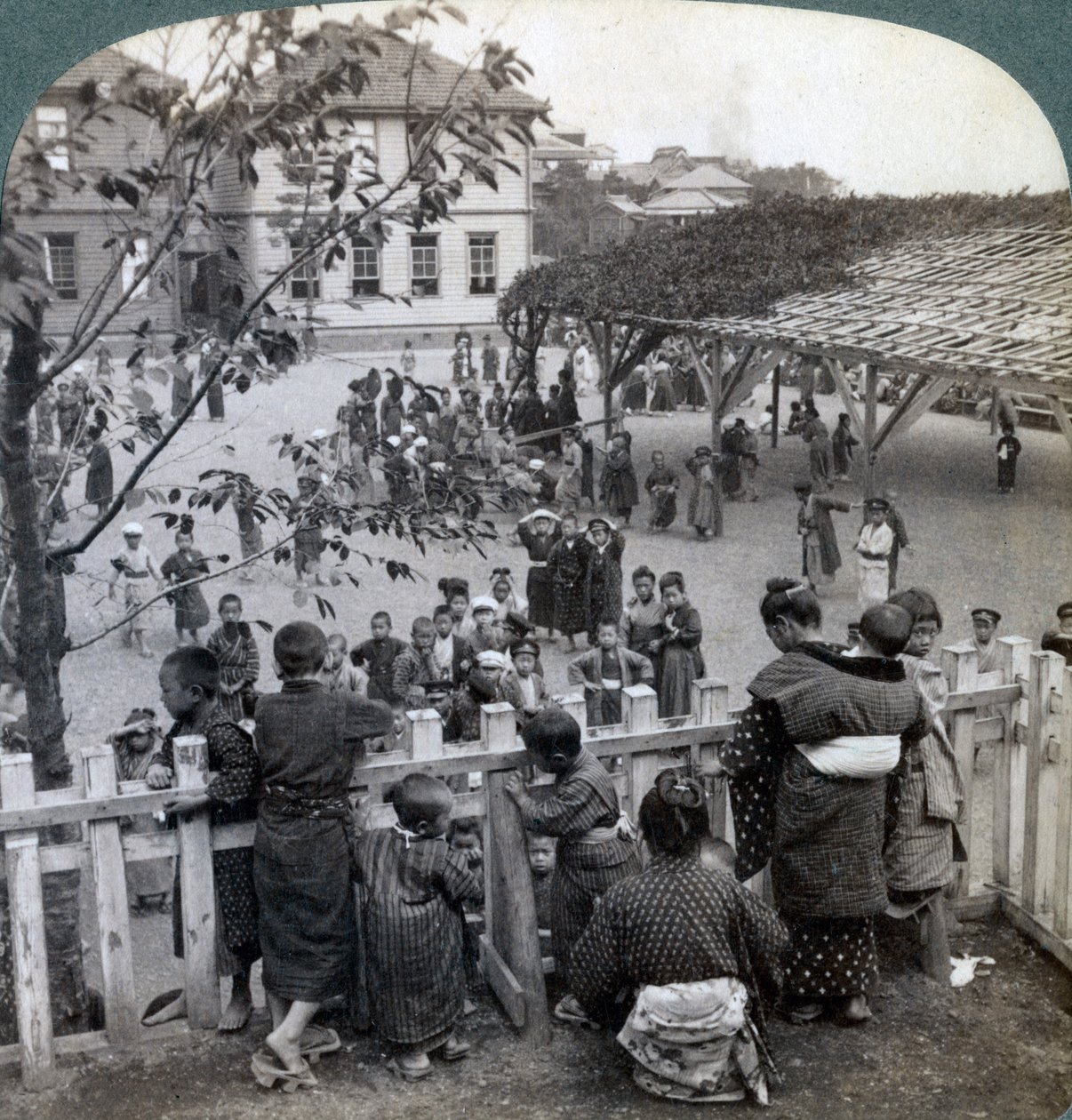 Okul binası ve arazisi, Yokohama, Japonya, 1904 by Underwood and Underwood