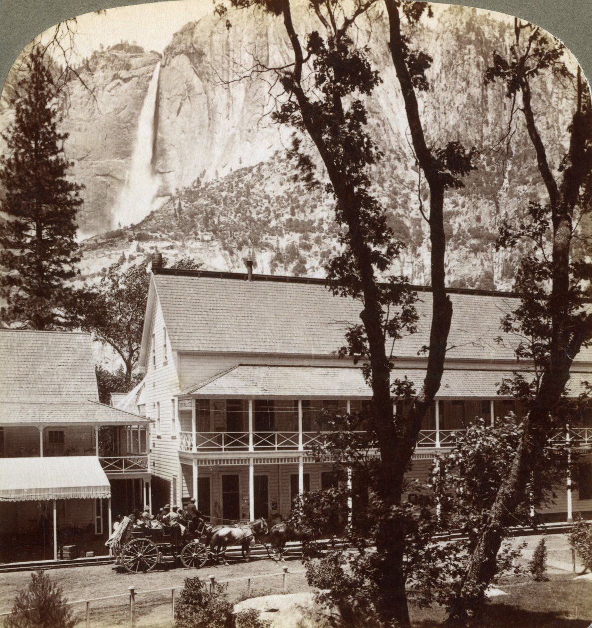 Sentinel Hotel, vadi boyunca kuzeye bakan Yosemite Şelaleleri, California, ABD, 1902 by Underwood and Underwood