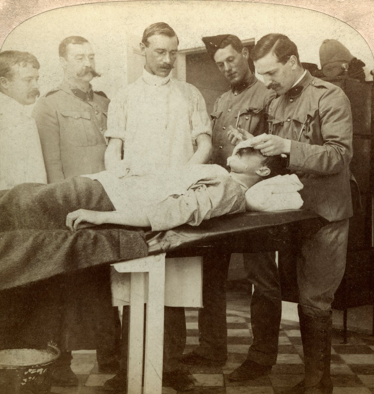 Önde düşen asker, Wynberg Hastanesi, Cape Town, Güney Afrika, Boer Savaşı, 1899-1902 by Underwood and Underwood