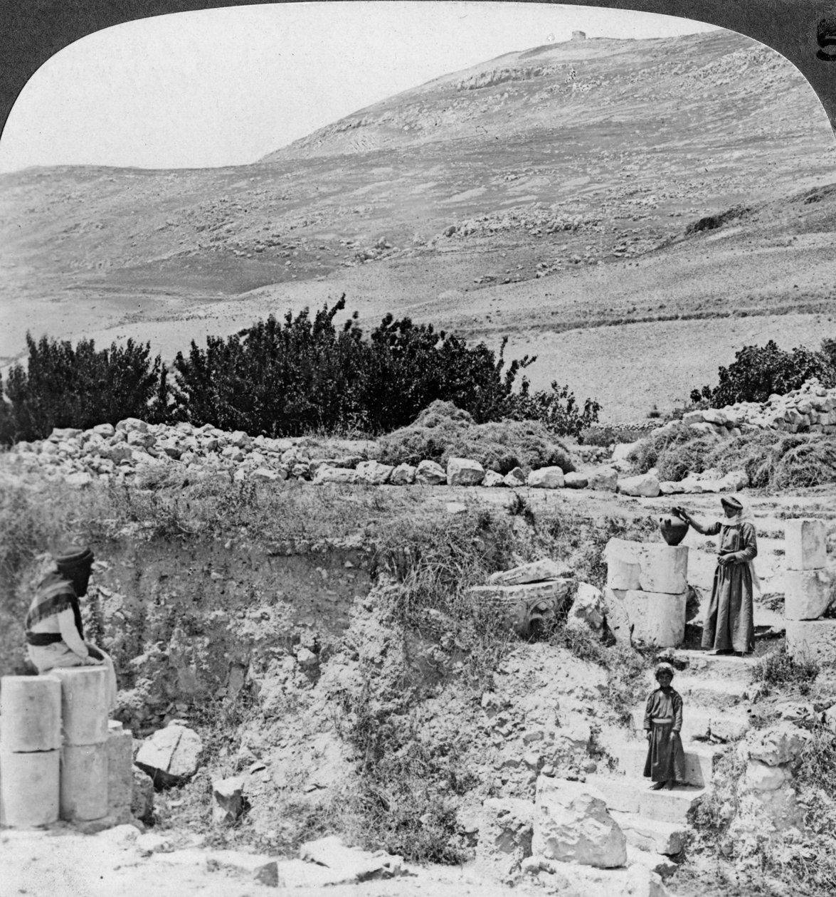 Jacobs kuyusuna giden basamaklar, kuzeybatıya bakıyor, Filistin İsrail, 1905. by Underwood and Underwood