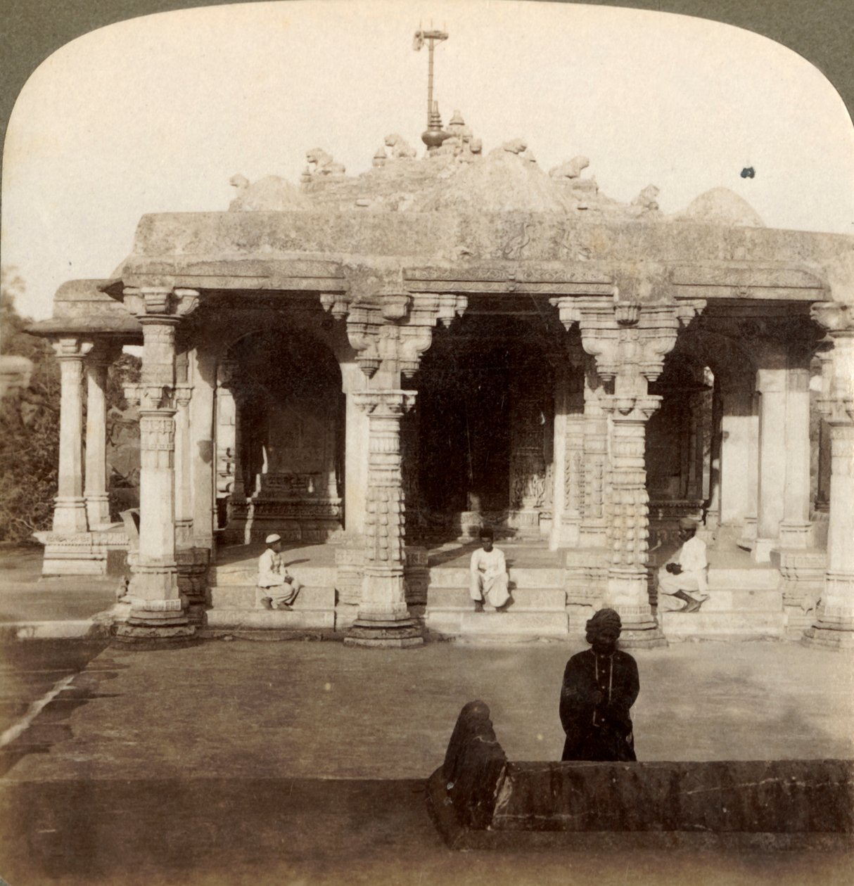 Jainlerin kutsal dağı Abu'daki Dilwarra'daki Muhteşem Mermer Tapınaklar, Hindistan, 1903. by Underwood and Underwood