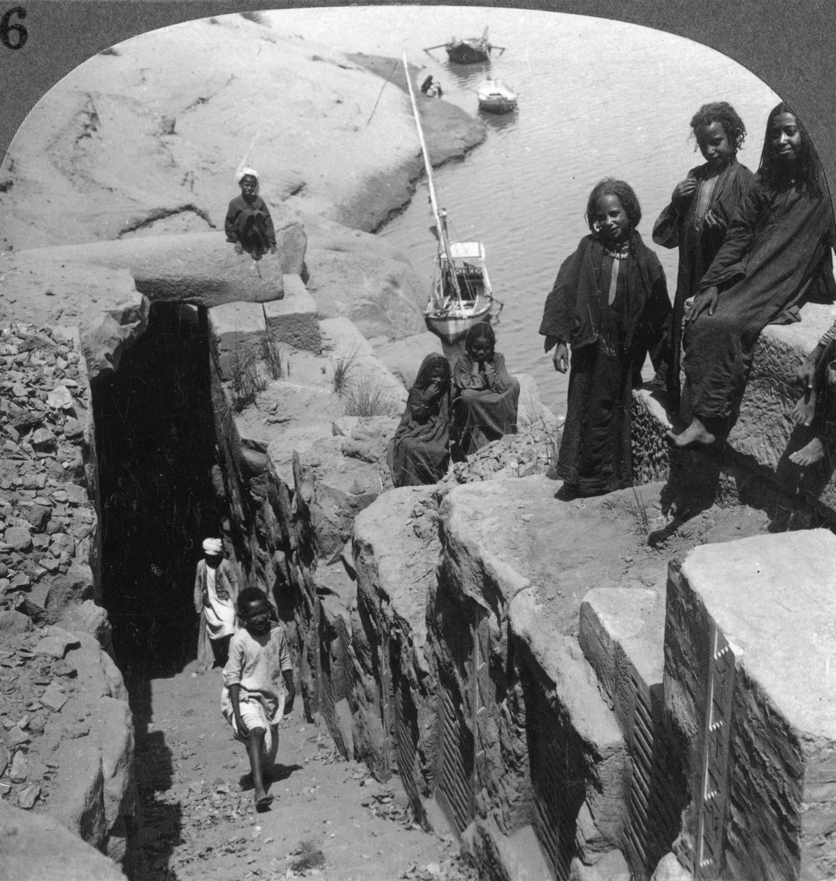 İlk katarakttaki taşkınların Nilometre ölçeri, Mısır, 1905. by Underwood and Underwood