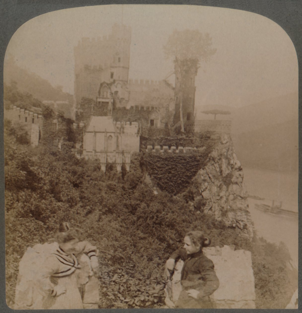 Rheinstein, Ren kalelerinin en güzeli - N., kalenin S. duvarından, Almanya, 1902. by Underwood and Underwood