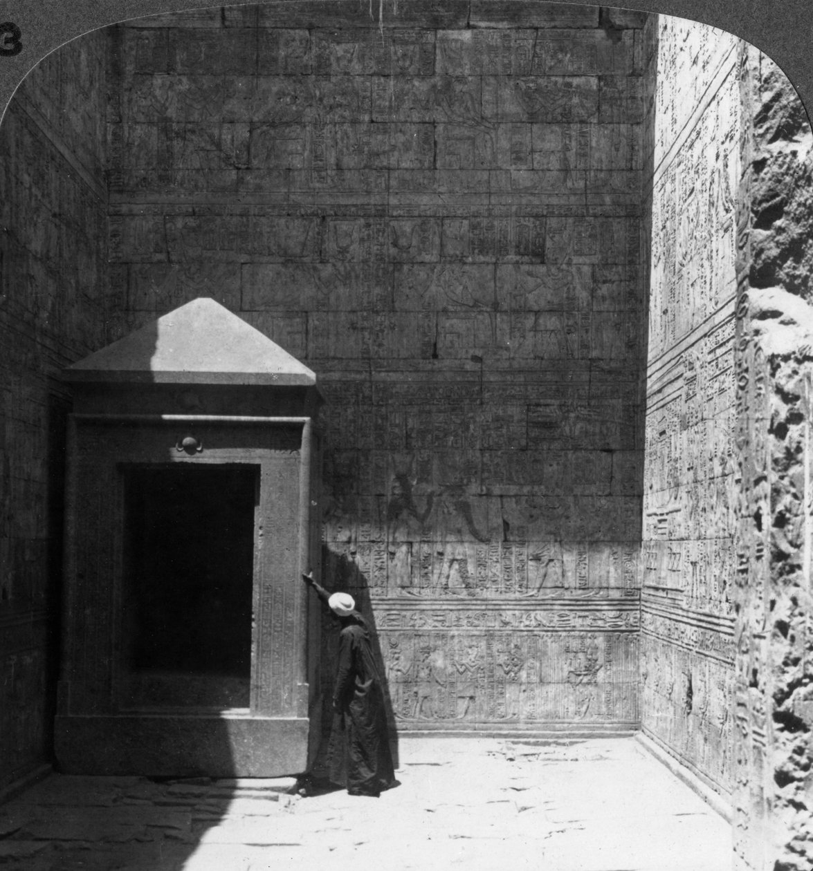 Kutsalların kutsalı ve ilahi görüntü için tapınak, Edfu Tapınağı, Mısır, 1905. by Underwood and Underwood