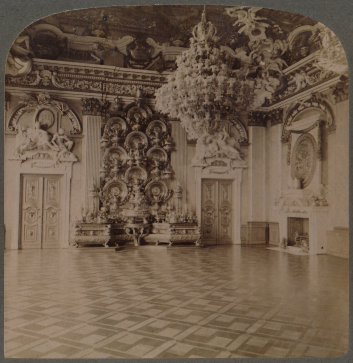 Taht Odası, Kraliyet Sarayı, Berlin, levha yüklü büfe ve muhteşem dekorasyonlar, Almanya, 1903 by Underwood and Underwood