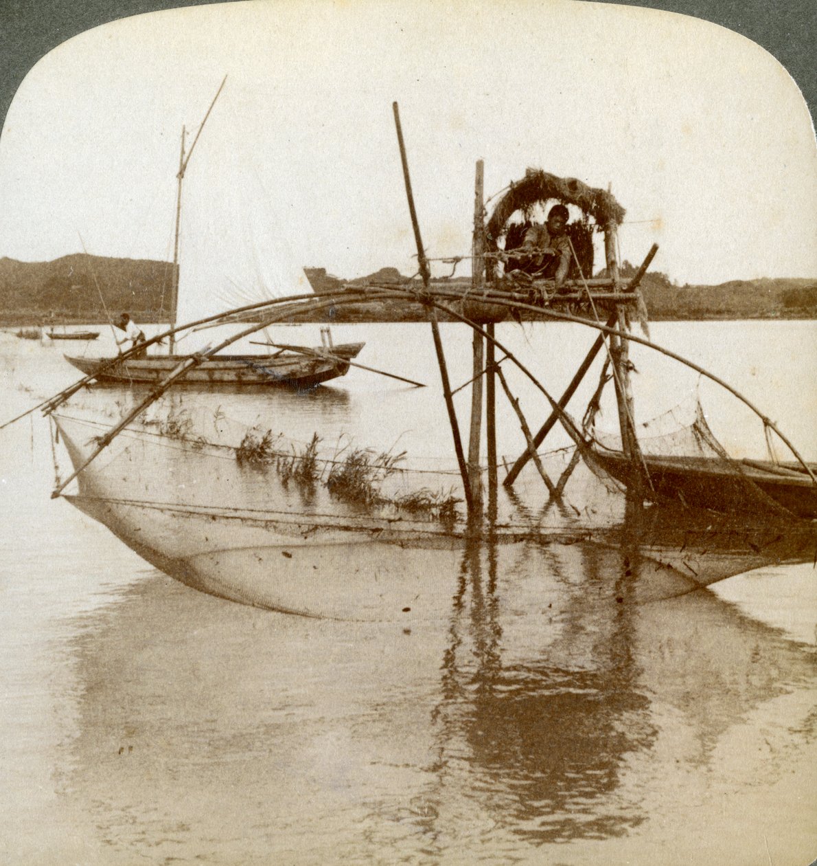 Denizin emekçisi, meraklı balık ağıyla, Matsushima körfezi, Japonya, 1904 by Underwood and Underwood