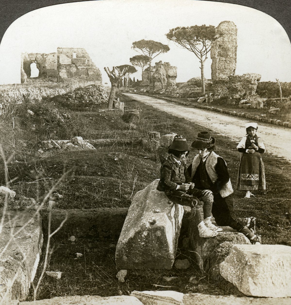 Geleneksel giysili mezarlar ve çocuklar, Appian Yolu, Roma, İtalya. by Underwood and Underwood
