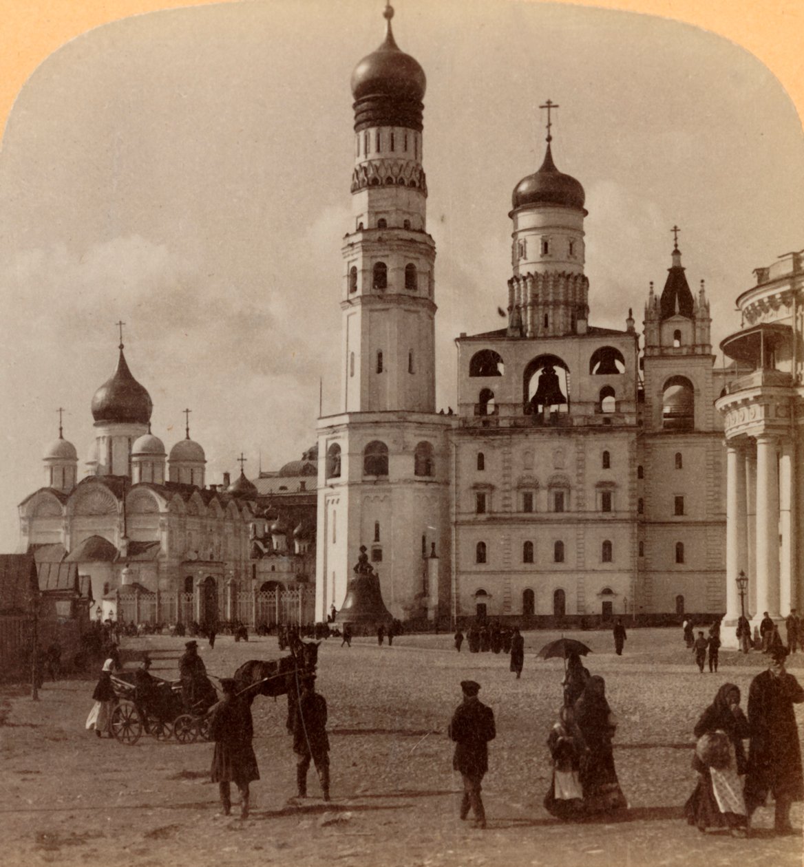 Büyük İvan Kulesi ve Başmelek Mikail Katedrali, Kremlin, Moskova, Rusya, 1898. by Underwood and Underwood