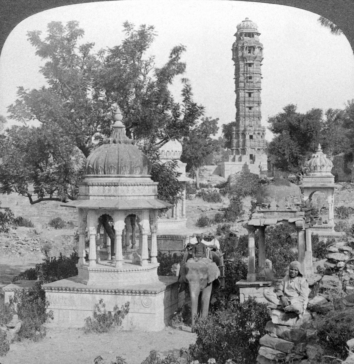 Zafer Kulesi ve kraliyet mezar taşları, Chittaurgarh, Hindistan, 1904. by Underwood and Underwood