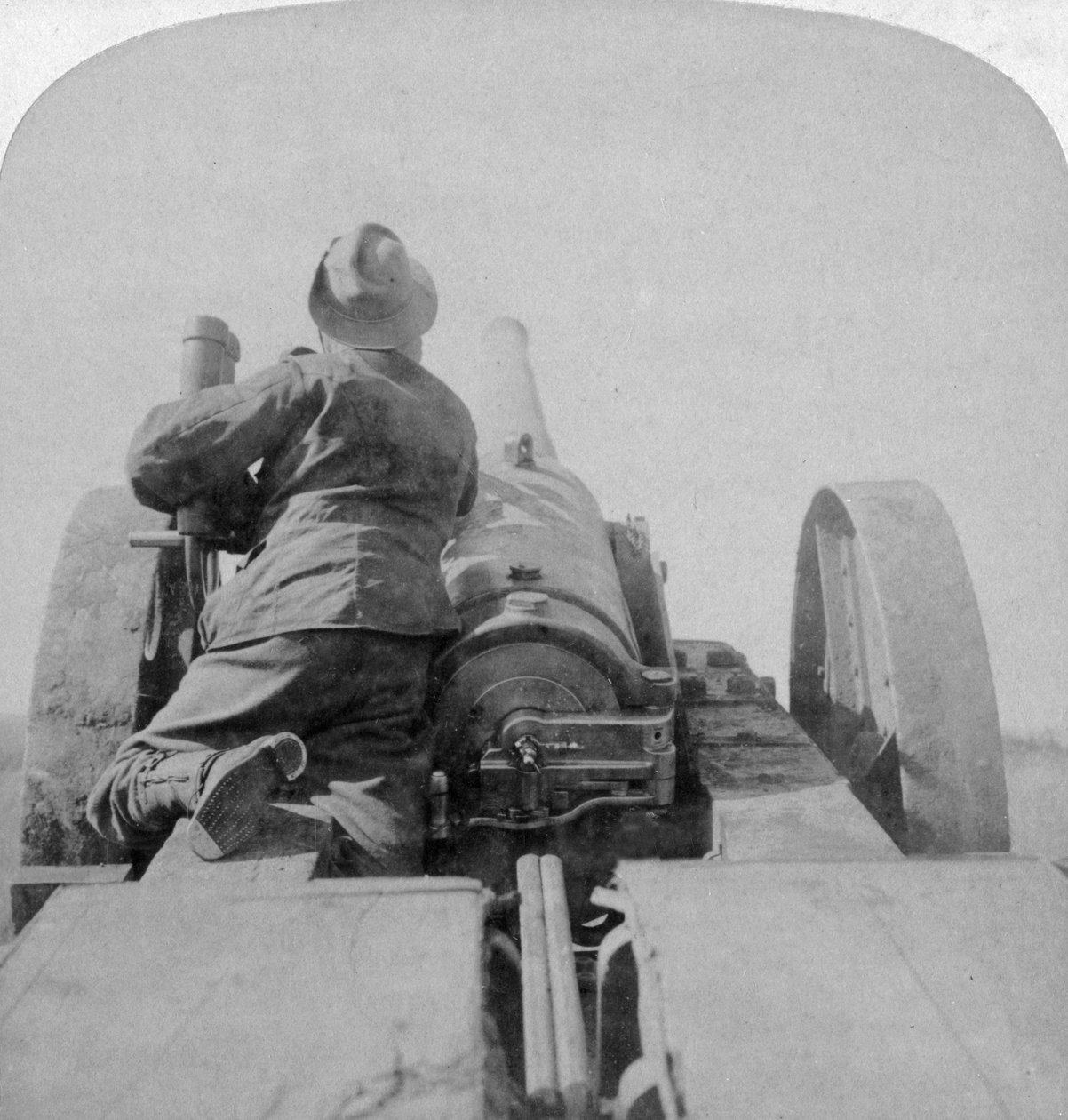 HMS Monarchs 4.7 inçlik toplardan birini Pretoria kalelerinde eğitmek, Güney Afrika, 4 Haziran 1900. by Underwood and Underwood