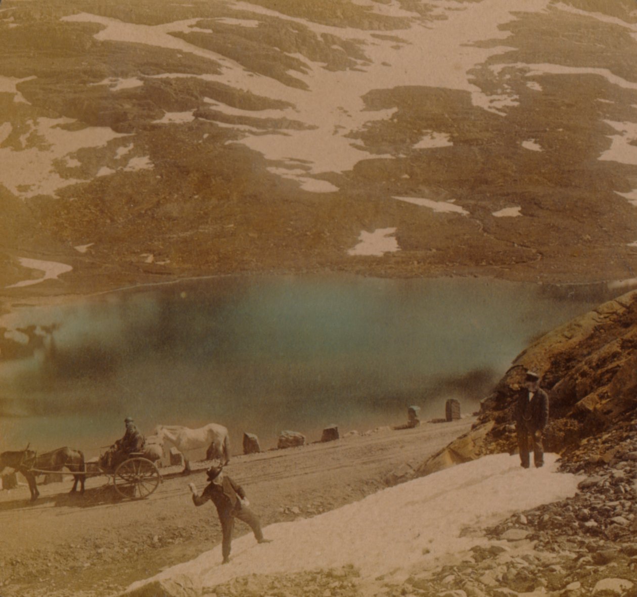 Temmuz kartopu ile gezginler, Haukeli dağlarının üzerinden geçen yolda, Norveç, Sanatçılar: Elmer Underwood, Bert Elias Underwood. by Underwood and Underwood