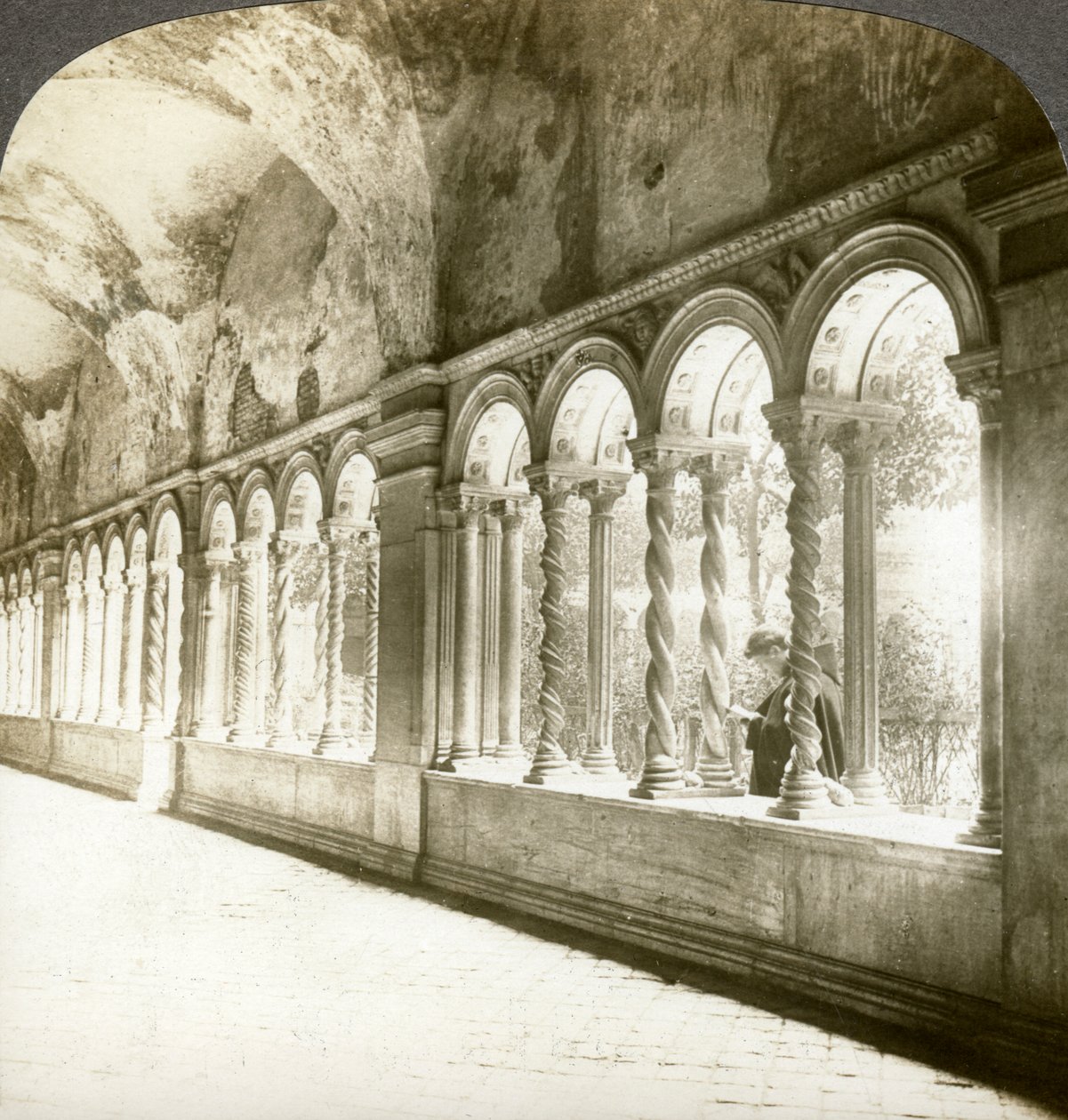 Manastırdaki bükülmüş sütunlar, Duvarların Dışında St Paul Bazilikası, Roma, İtalya. by Underwood and Underwood