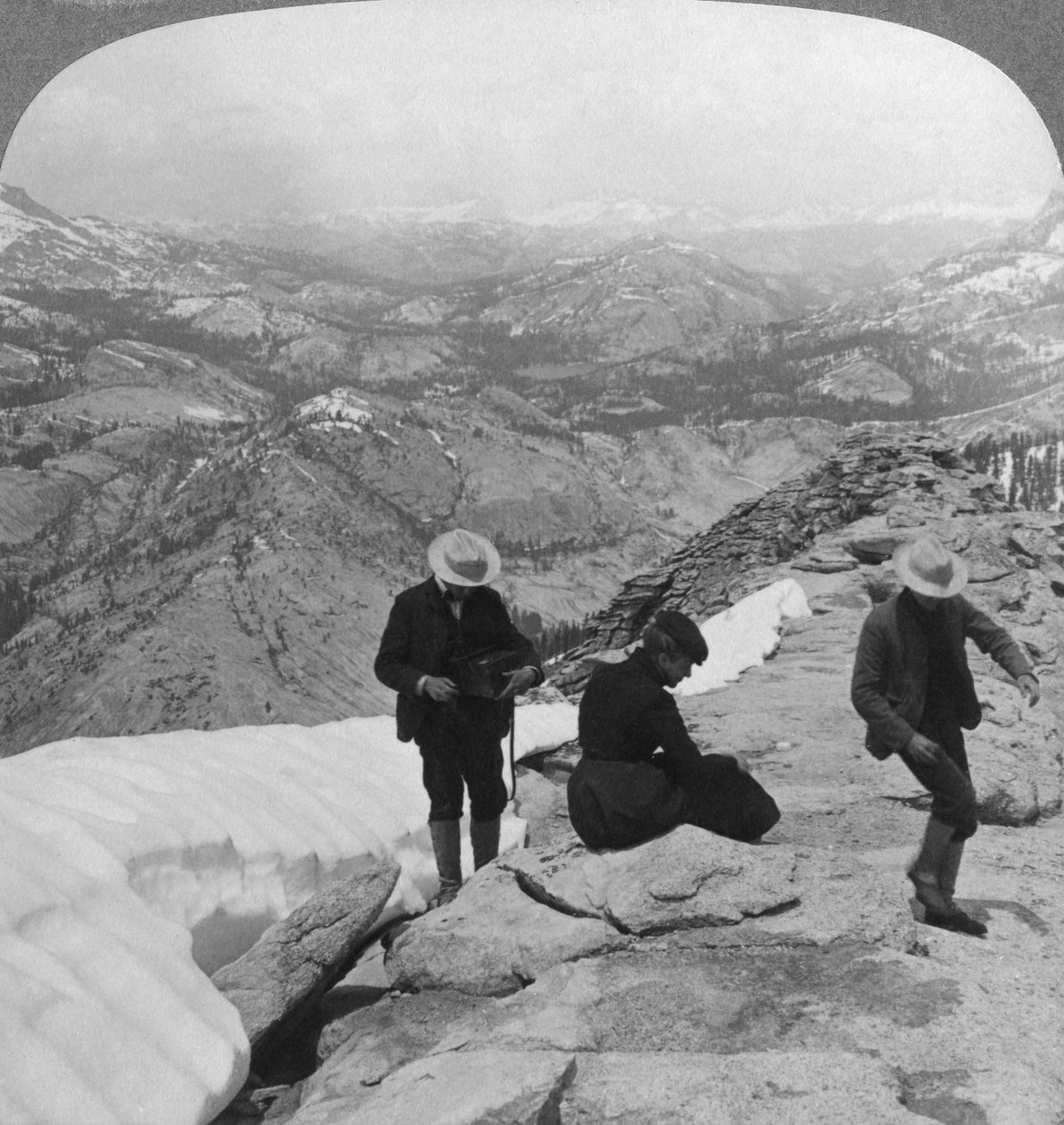 Tenaya Gölü üzerindeki Bulutlardan Uzak Matterhorn