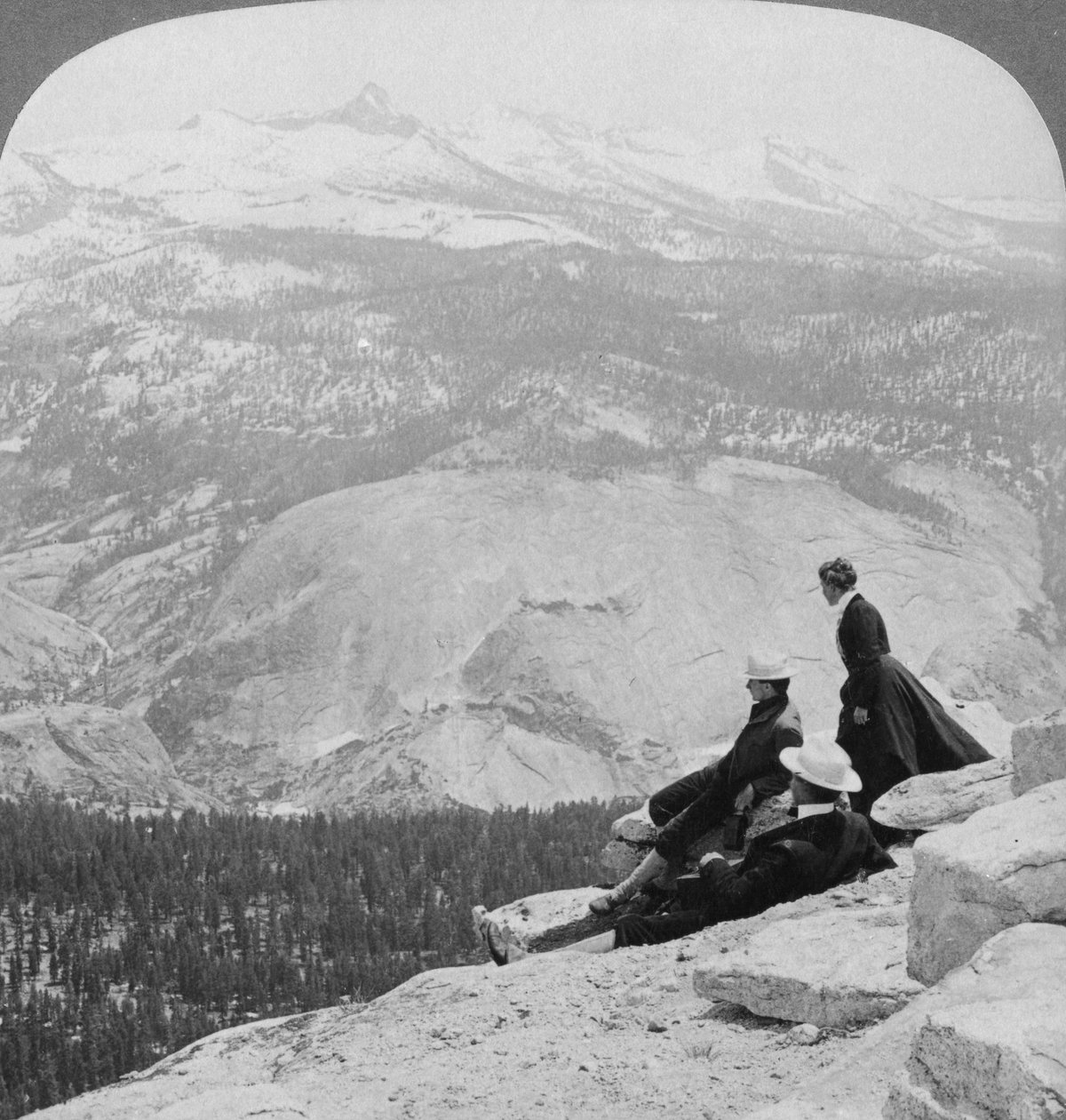 Küçük Yosemite Vadisi Üzerindeki Bulutların Dinlendiği Görünümden Clark Dağı, Kaliforniya, ABD, 1902 by Underwood and Underwood