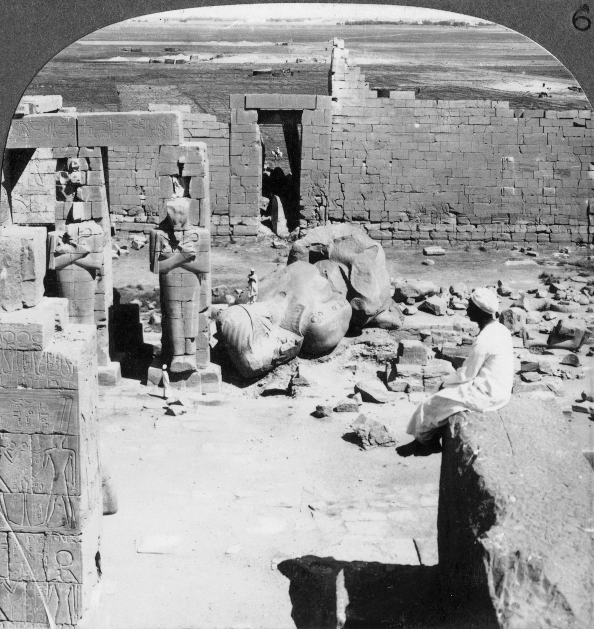 Teb ovasının güneydoğusundaki Ramesseum